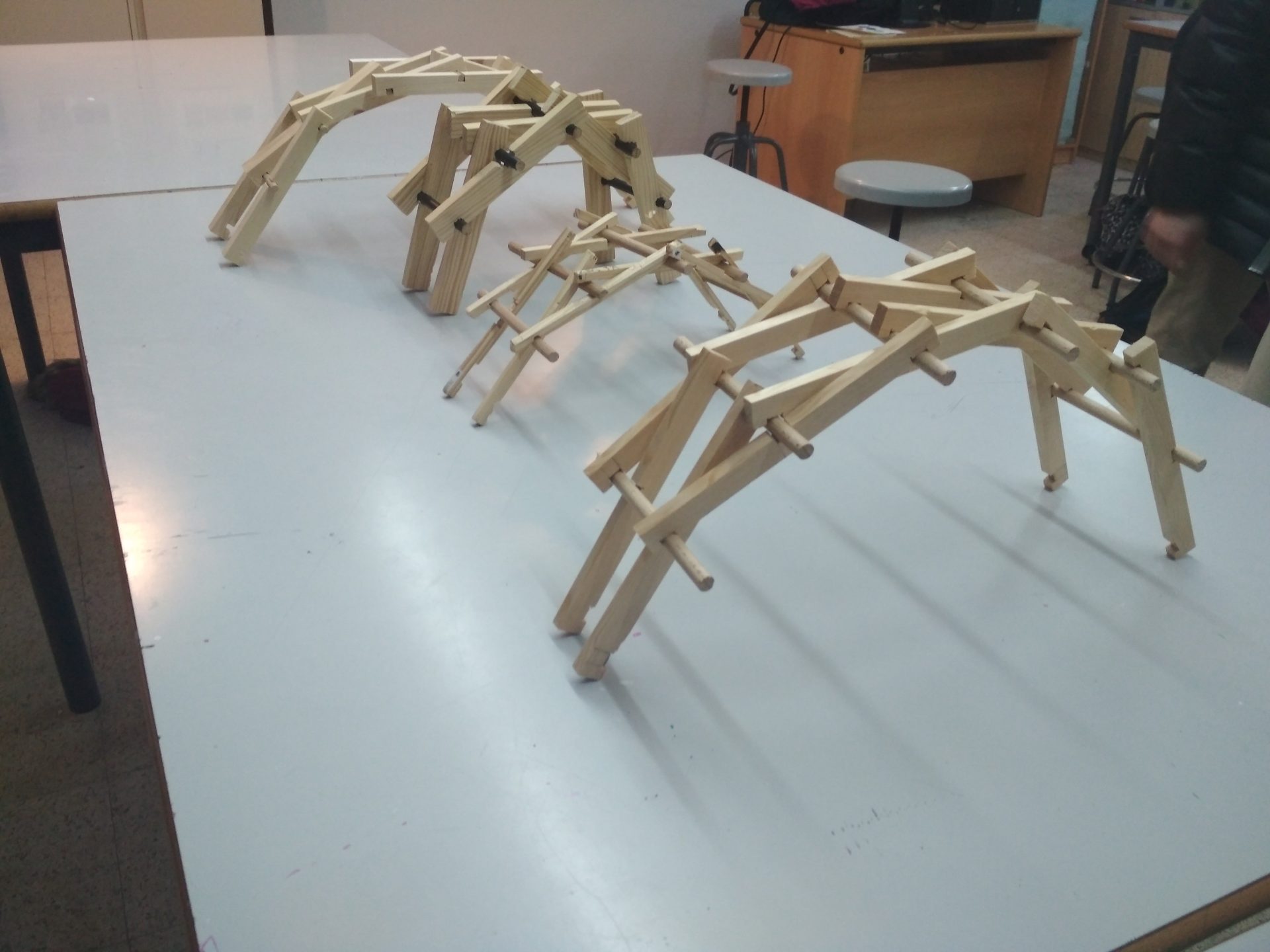 Emulando el puente autoportante de Leonardo Da Vinci - Colegio Zola Las