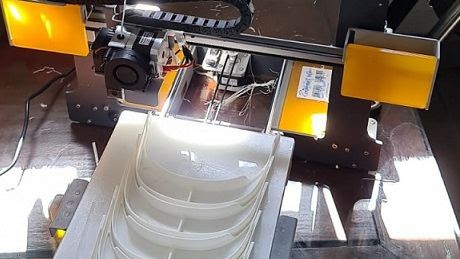 Nuestras dos impresoras 3D ya están fabricando viseras contra el coronavirus
