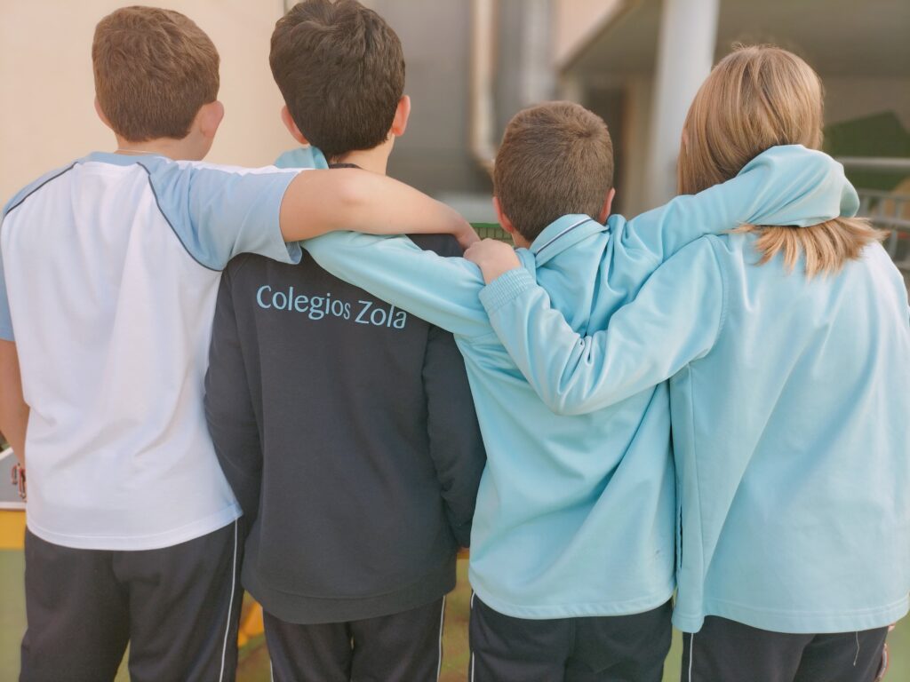 un grupo de alumnos se acompaña
