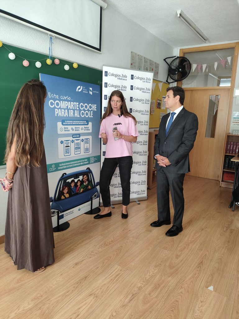 Patricia Barranco, directora del colegio con el alcalde de Las Rozas José de la Uz y Andrea Torrijos ex alumna