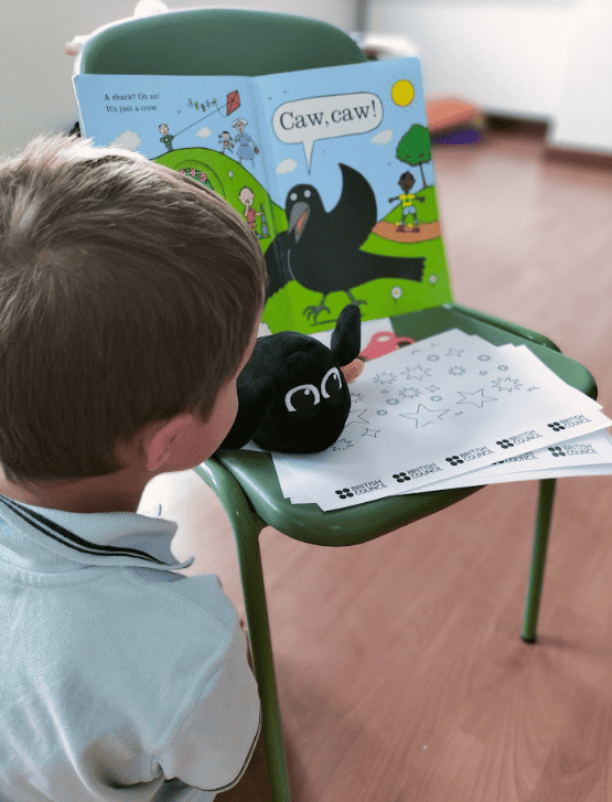 Alumno de infantil leyendo un libro en inglés