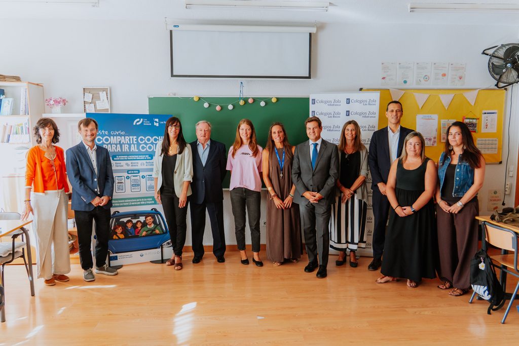 Foto de grupo. Ayuntamiento de Las Rozas, con José de la Uz, alcalde, Patricia Barranco y su equipo y las Rozas Innova.
