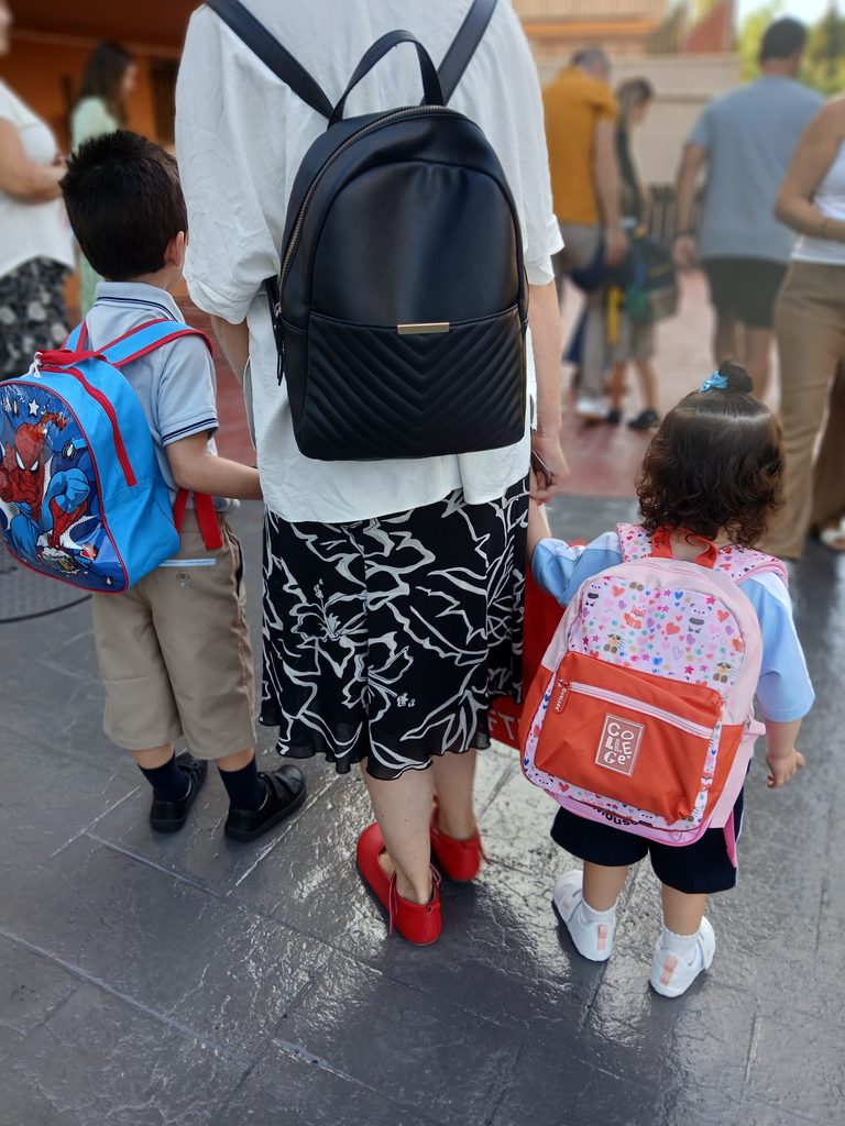 Alumnos del colegio vienen andando a la puerta del centro