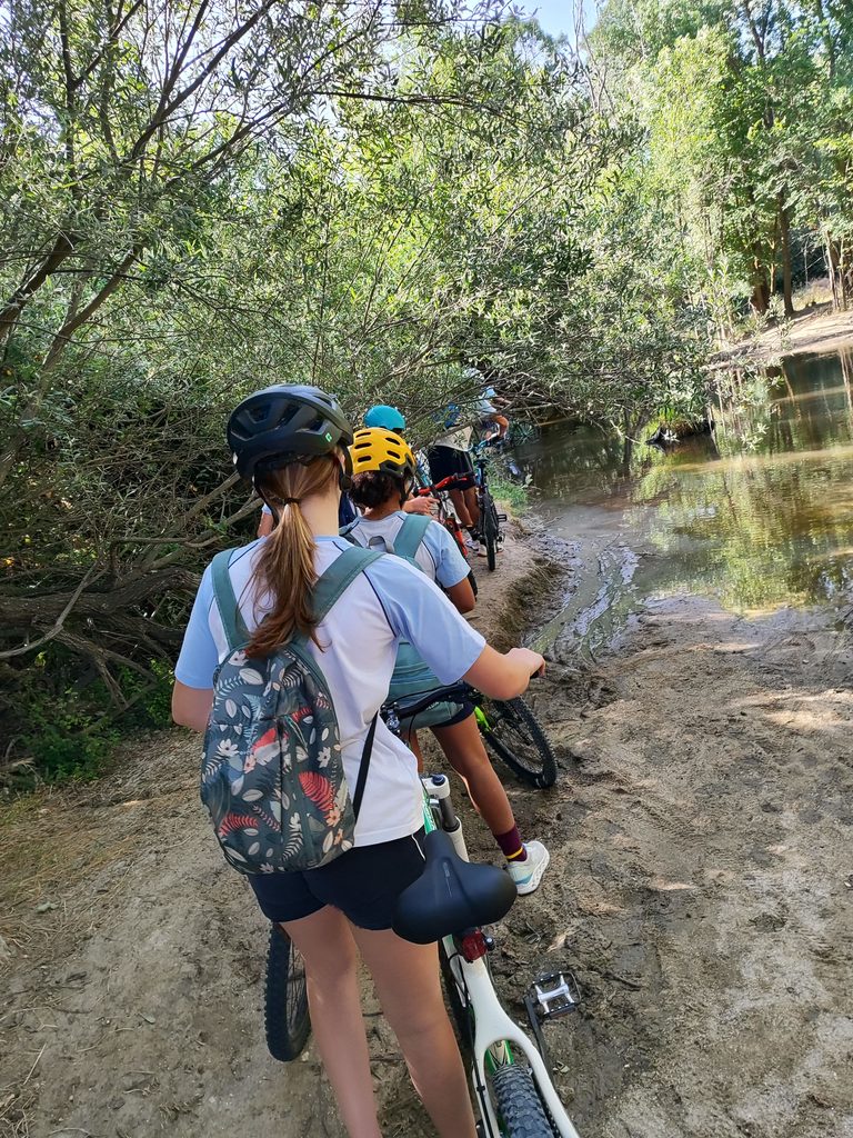 Alumnos del colegio montando en bicicleta