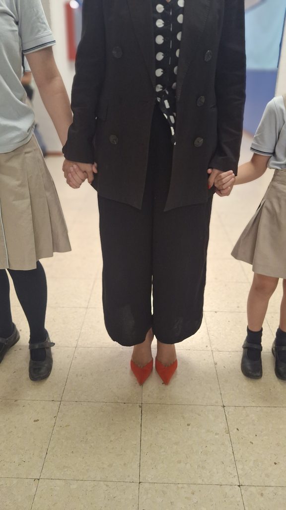 Una profesora acompañando a dos alumnos