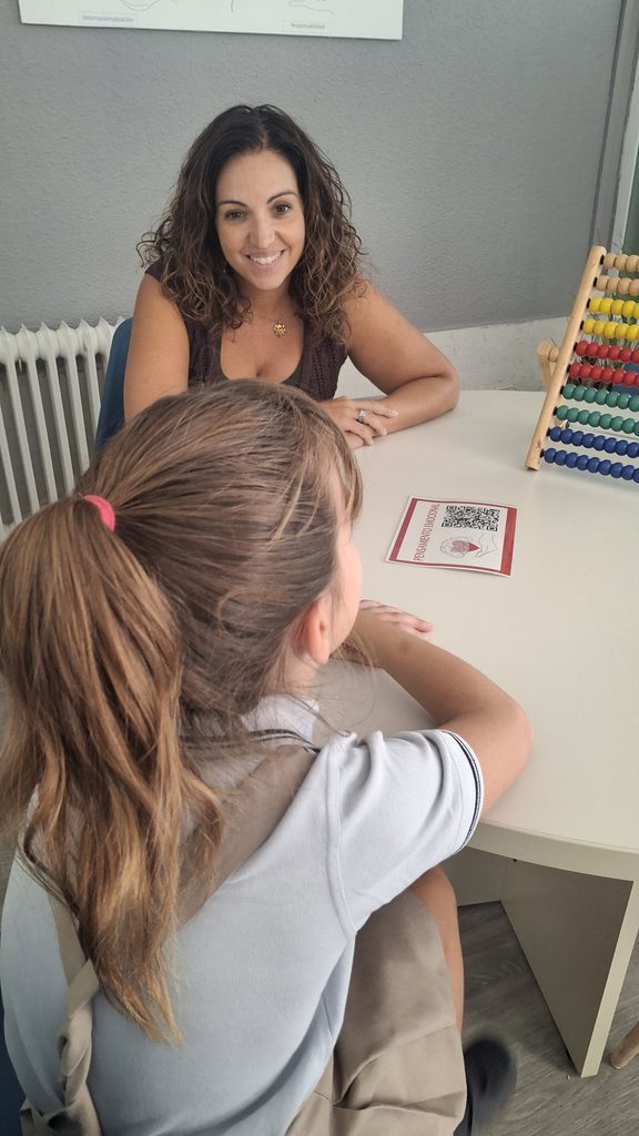 Orientadora hablando con una alumna