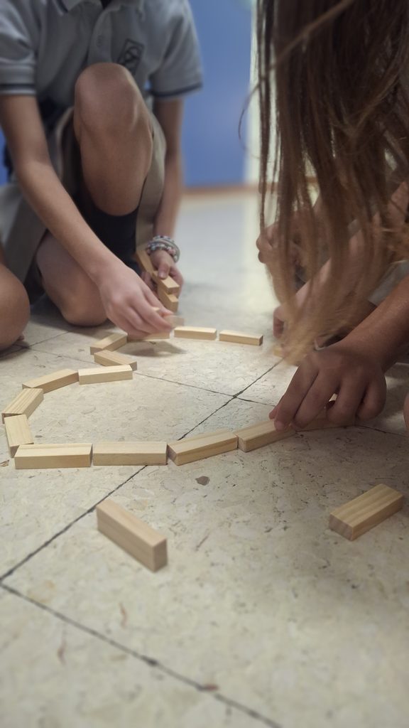 Dos alumnos trabajando con un jenga